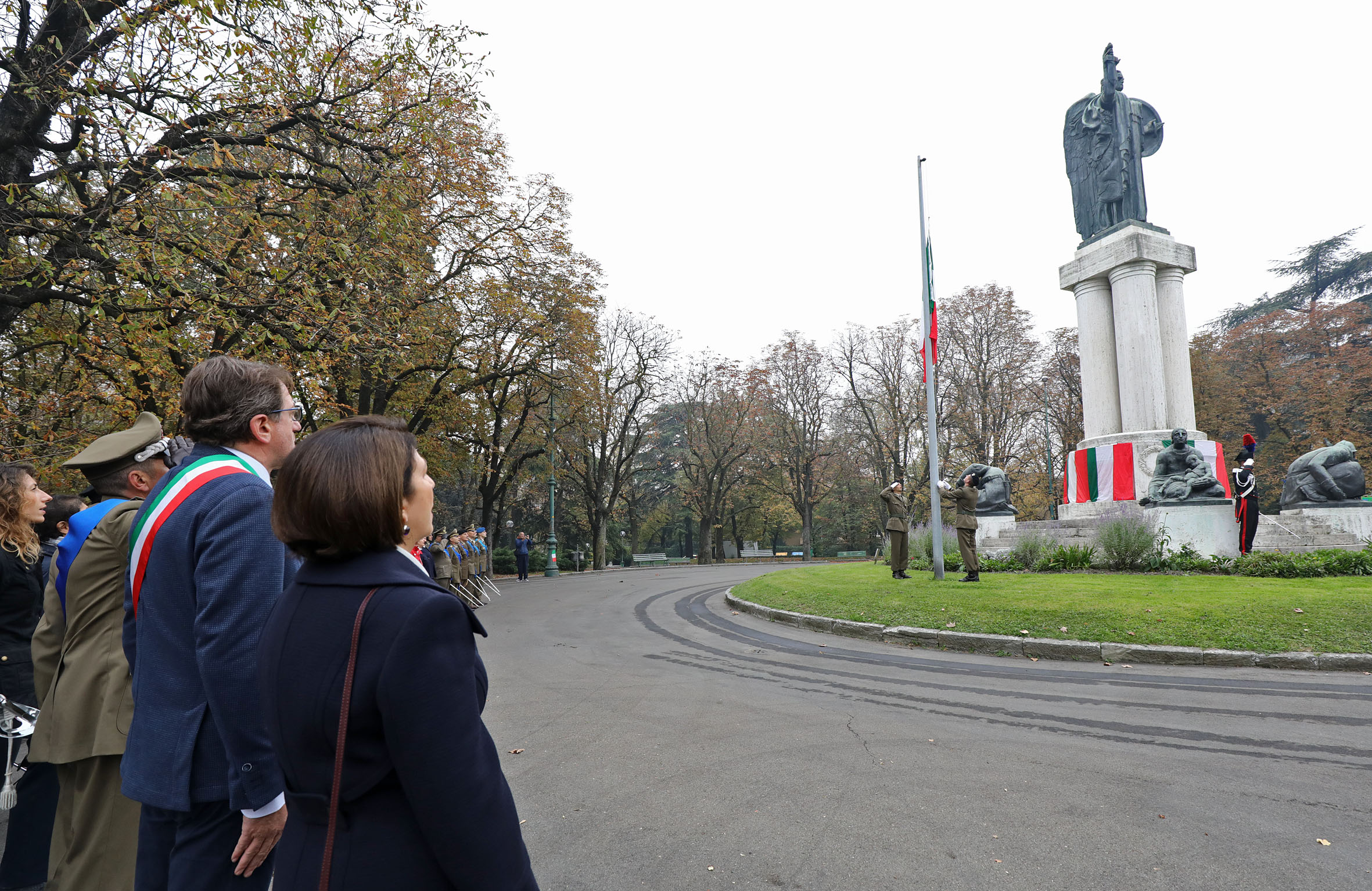 4 novembre monumento ai caduti alzabandiera.jpg