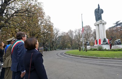 4 novembre monumento ai caduti alzabandiera.jpg