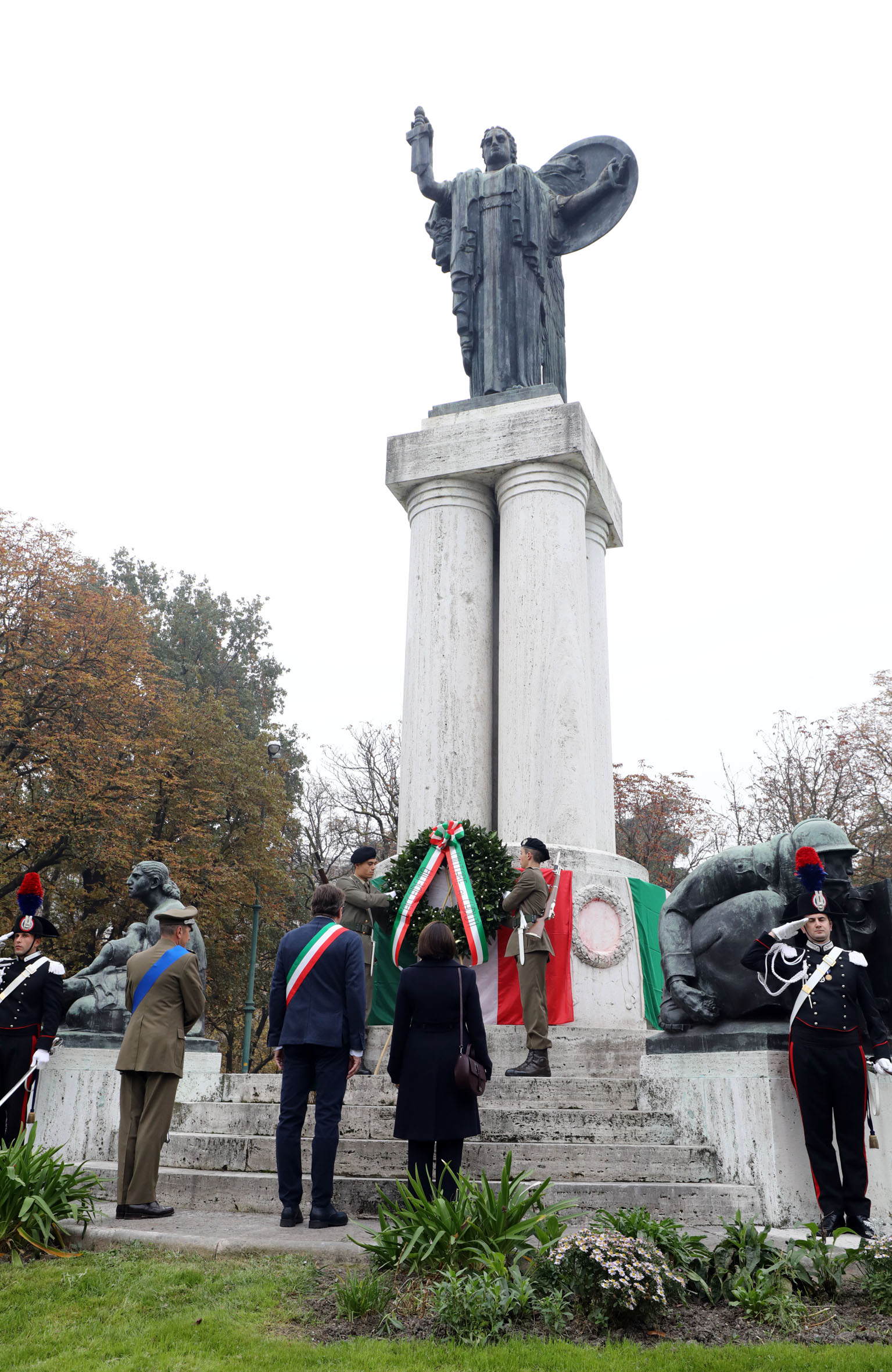 4 novembre monumento ai caduti.jpg