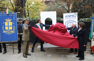4 novembre scopertura stele alla casa del mutilato.jpg