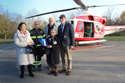 Da sinistra la prefetta di Modena Maria Patrizia Paba, il comandante dei Vigili del Fuoco di Modena Gennaro Tornatore, l'assessore ai Lavori Pubblici Gabriele Giacobazzi, la signora Dina Serafini autrice di una donazione e il sindaco Gian Carlo Muzzarelli