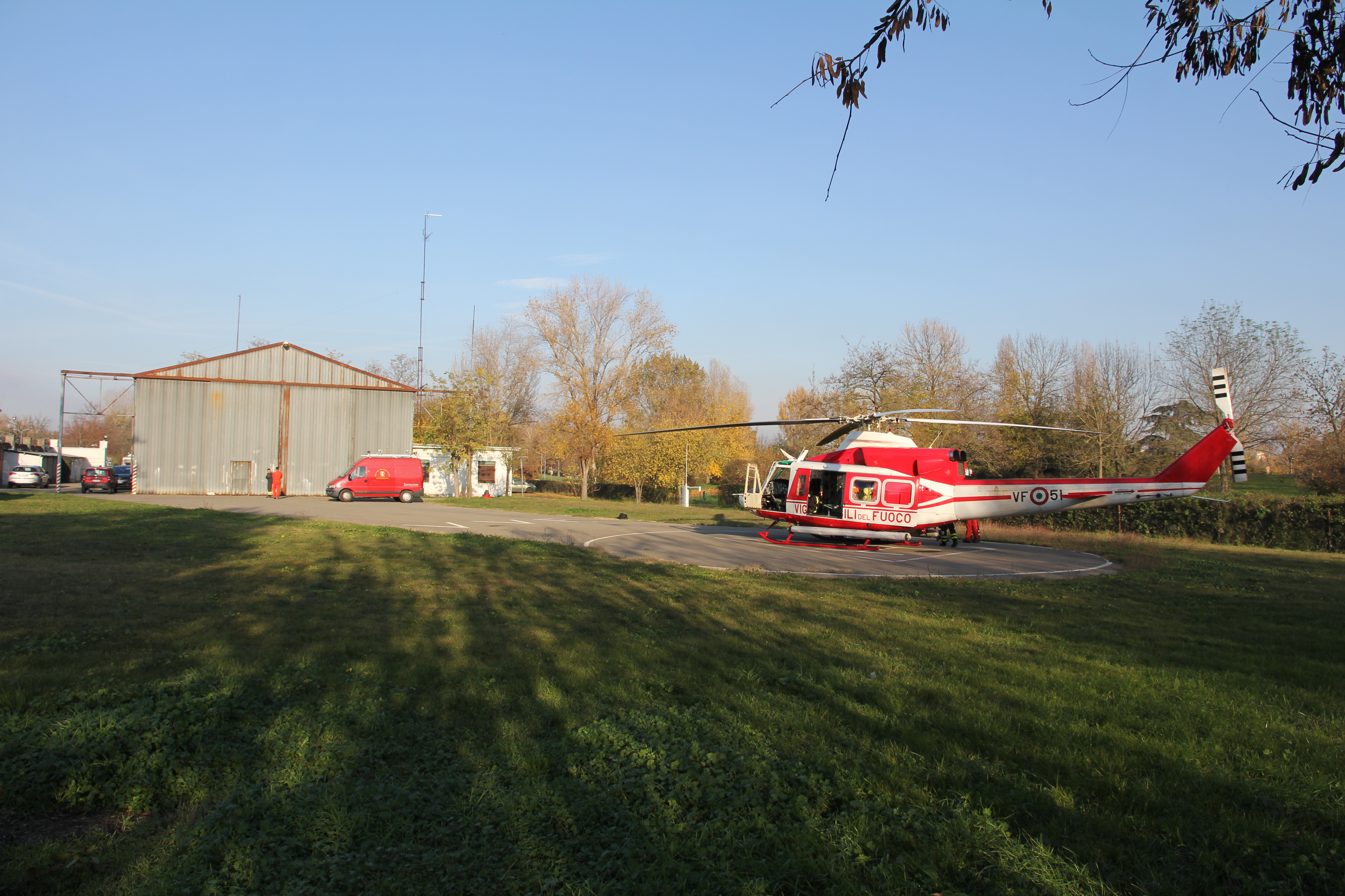 L'Hangar e l'elicottero dei Vigili del Fuoco nell'area autorizzata all'atterraggio