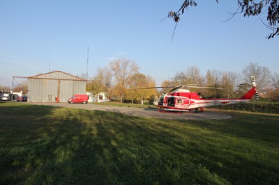 L'Hangar e l'elicottero dei Vigili del Fuoco nell'area autorizzata all'atterraggio