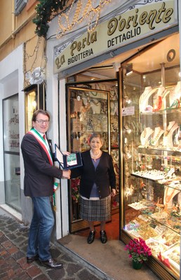 sindaco muzzarelli e dina serafini davanti all'attività.jpg