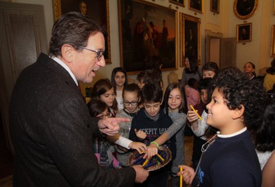 Il sindaco Muzzarelli con bimbi della V B delle Pascoli 
