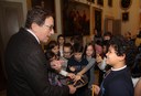 Il sindaco Muzzarelli con bimbi della V B delle Pascoli 