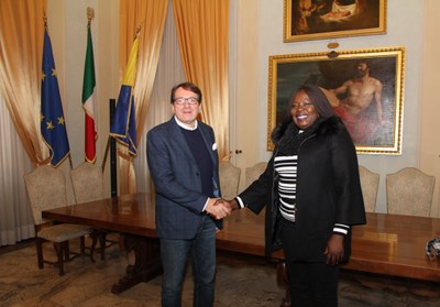 sindaco muzzarelli e ambasciatrice ghana.jpg