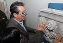 L'assessore Cavazza prova l'esplorazione tattile guidato da Nadia Luppi.jpg