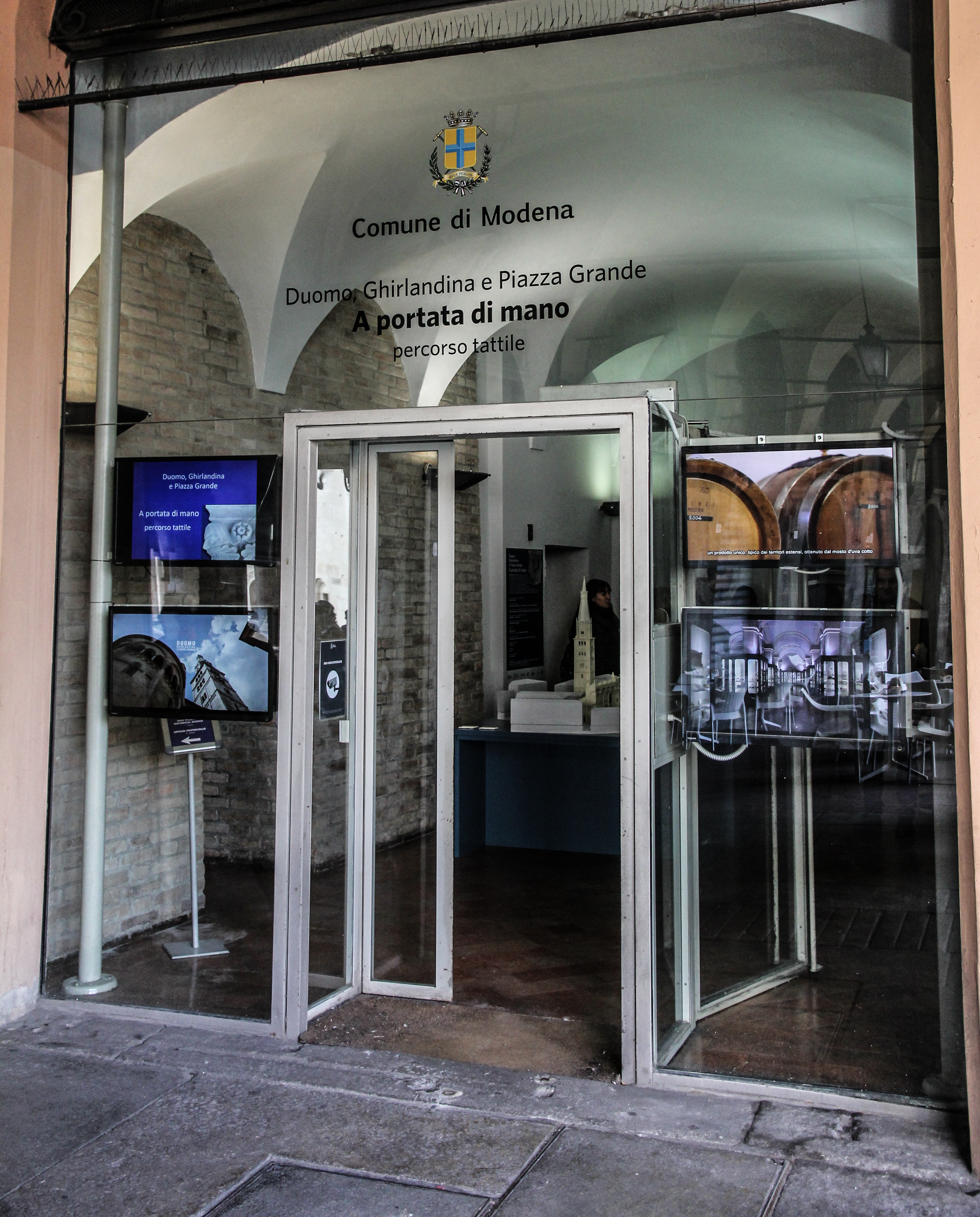 vetrina percorso tattile sito unesco.jpg