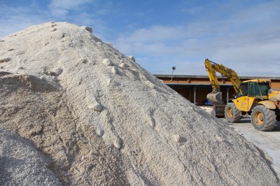 La montagna di sale depositata al magazzino comunale di via Morandi