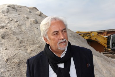L'assessore Giacobazzi davanti alla montagna di sale del magazzino comunale di via Morandi