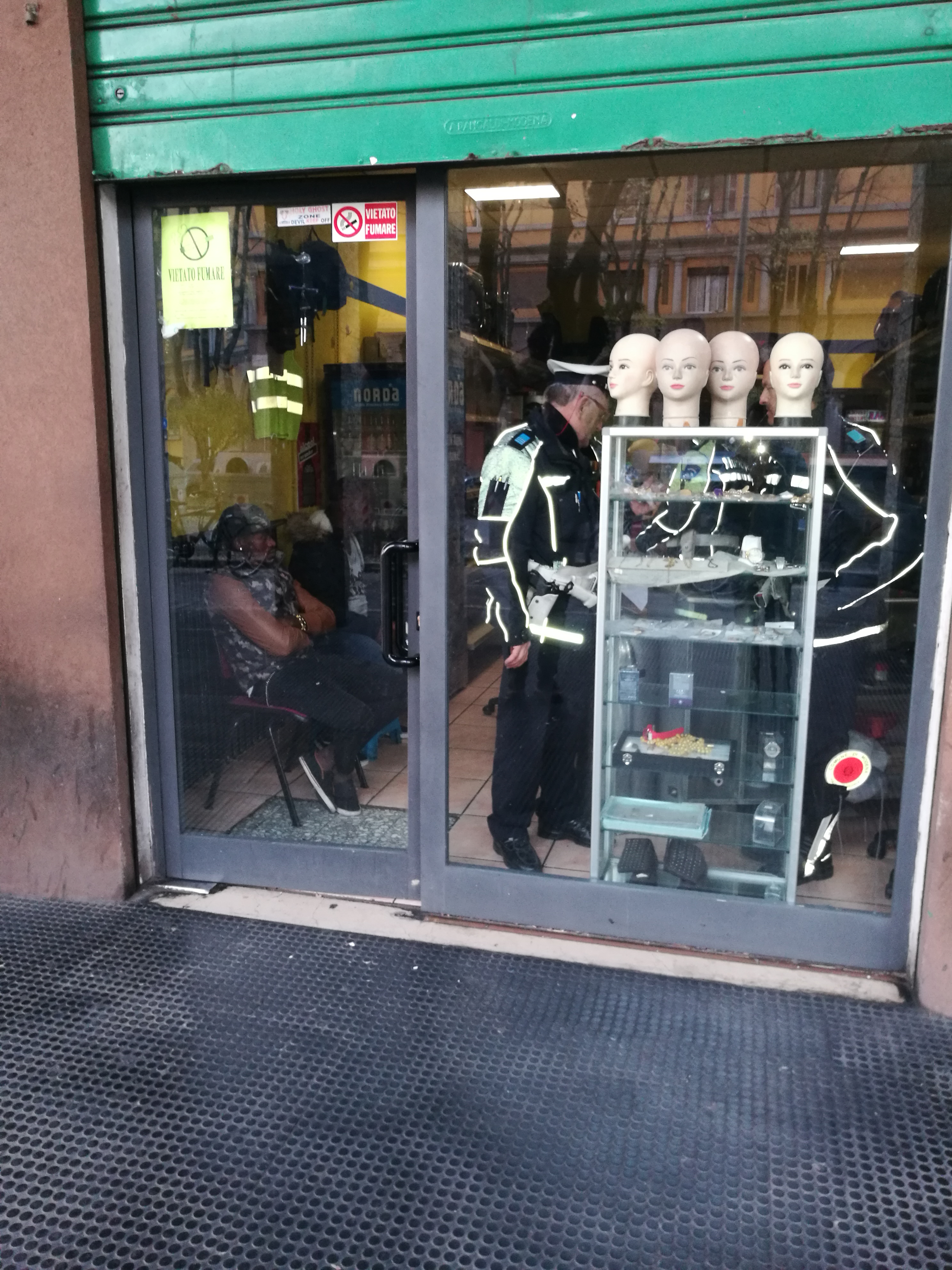 Controlli della PM nel negozio di viale Crispi