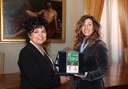 Monica Rossi titolare di Dallari abbigliamento riceve la targa dall'assessora Ludovica Carla Ferrari.jpg