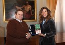 Roberto Casoni di Ottica Casoni riceve la targa dall'assessora Ludovica Carla Ferrari.jpg