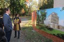 Il sindaco Muzzarelli e l'assessora Guadagnini di fronte al rendering collocato all'ingresso di Villa Ombrosa