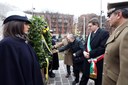 La deposizione della corona davanti al Monumento 