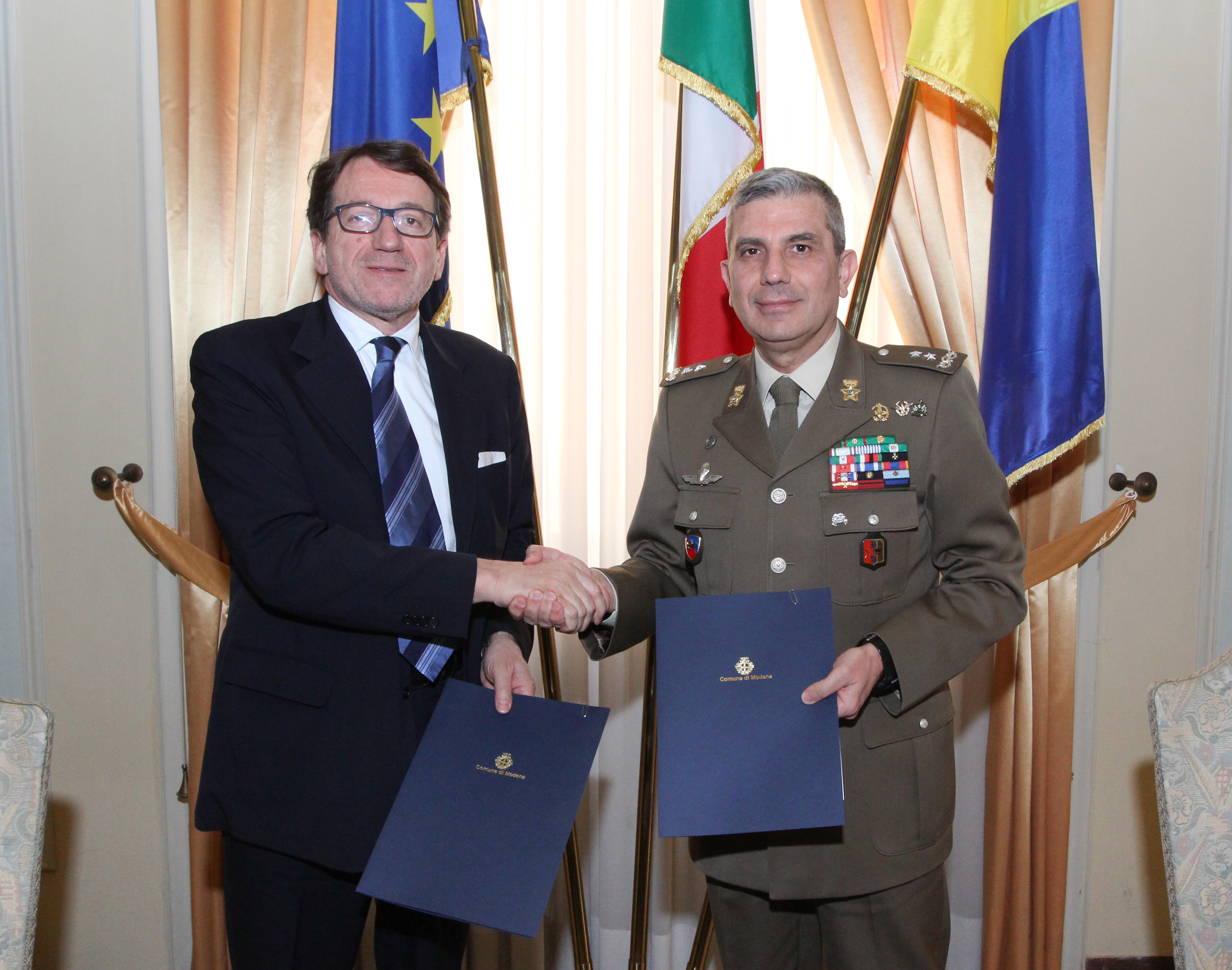 Il sindaco Gian Carlo Muzzarelli e il generale Salvatore Camporeale