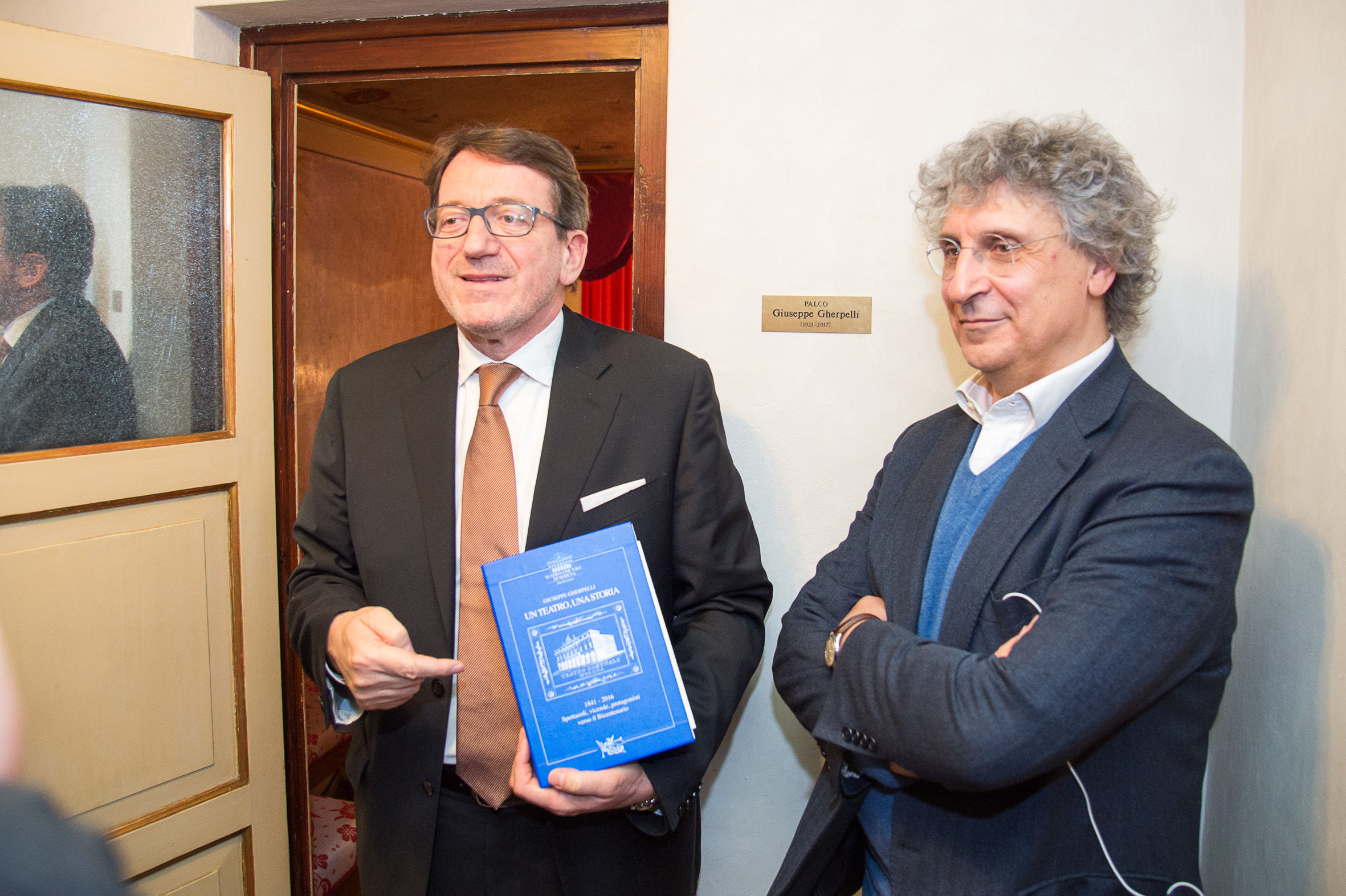 Gian Carlo Muzzarelli, Aldo Sisillo davanti al palco intitolato a Gherpelli.jpg