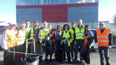 "Cittadini attivi": dopo la pulizia, foto di gruppo dei volontari del Quartiere 2