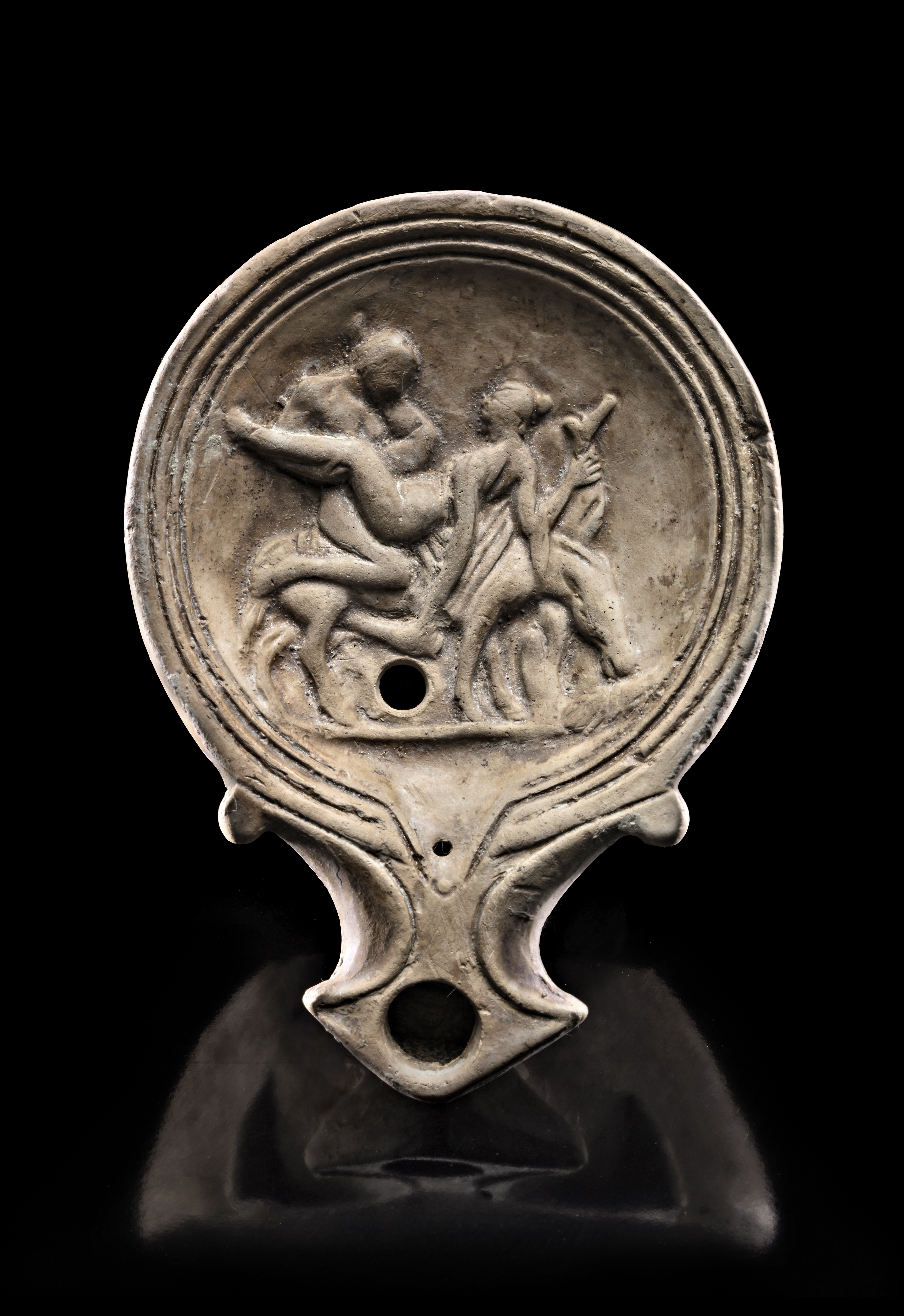 Reggio Emilia Lucerna con raffigurazione erotica, necropoli orientale di Regium lepidi, loc. San Lazzaro, tomba I sec. d. C., Musei Civici, foto C. Vannini.jpg
