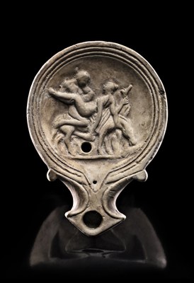 Reggio Emilia Lucerna con raffigurazione erotica, necropoli orientale di Regium lepidi, loc. San Lazzaro, tomba I sec. d. C., Musei Civici, foto C. Vannini.jpg