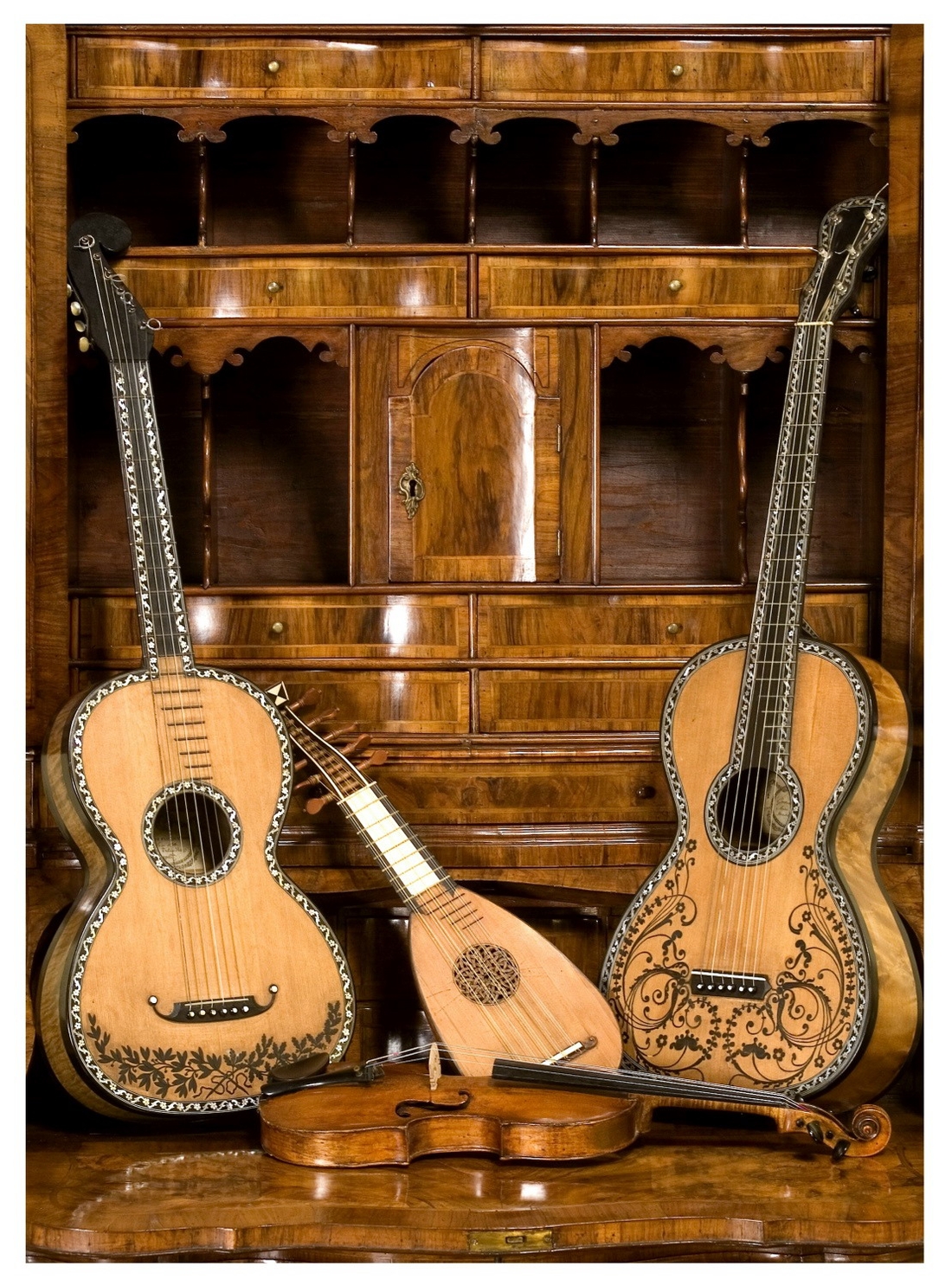 Chitarre dell'800 di G. Battista e Gennaro Fabricatore, violino scuola italiana e mandolino bolognese XVIII sec Coll. Frignani.jpg