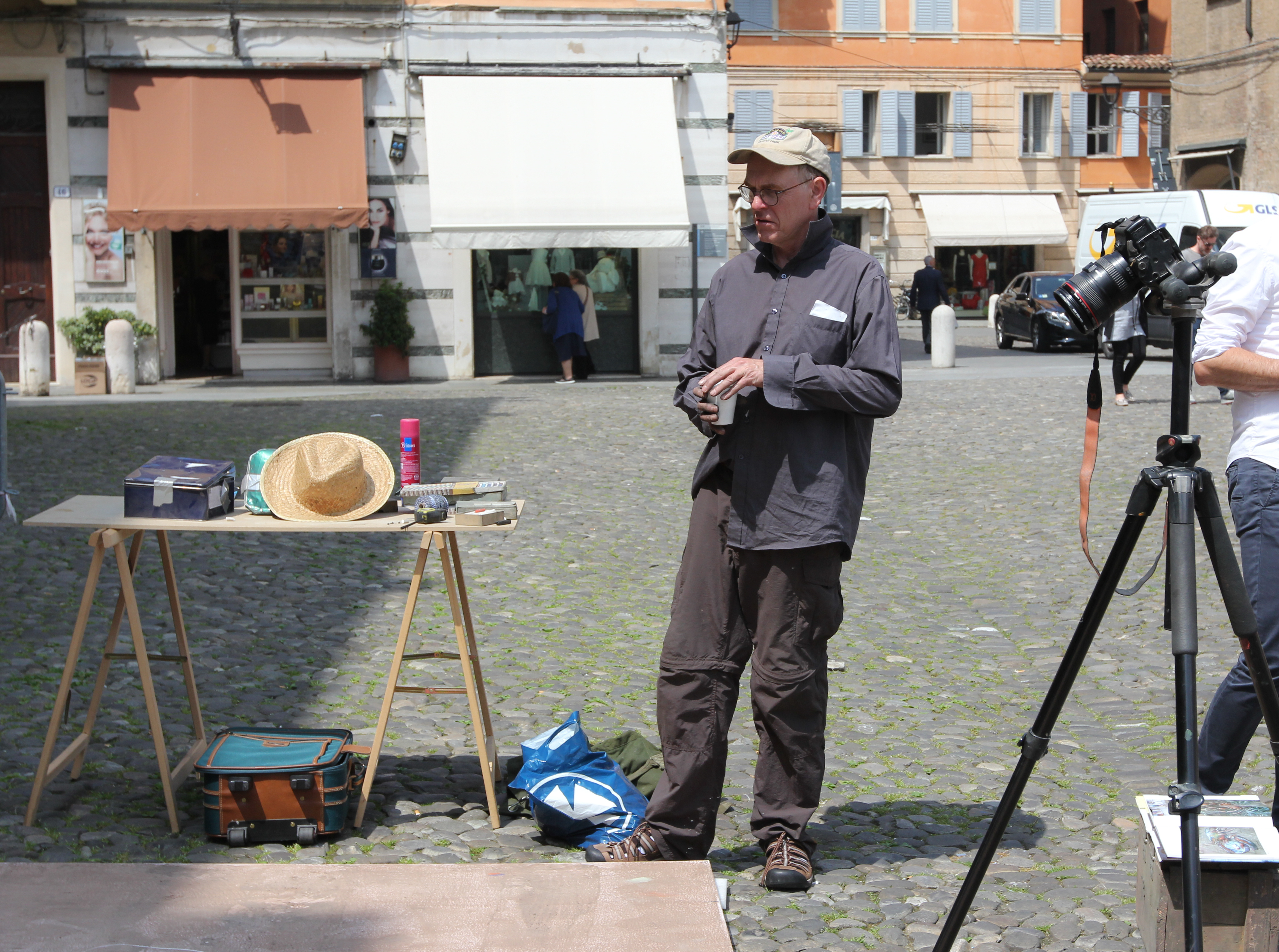 Julian Beever pronto a iniziare a dipingere.jpg