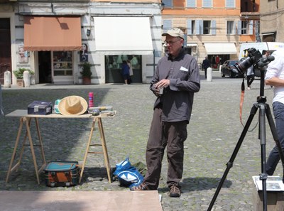 Julian Beever pronto a iniziare a dipingere.jpg