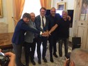 Da sinistra Domenico Cannizzaro (Big Bang srl), Vittorio Costa (legale di Vasco Rossi), il sindaco Gian Carlo Muzzarelli, Silvano Taiani (Best Union Company spa) e Rolando Rivi (Studio's)