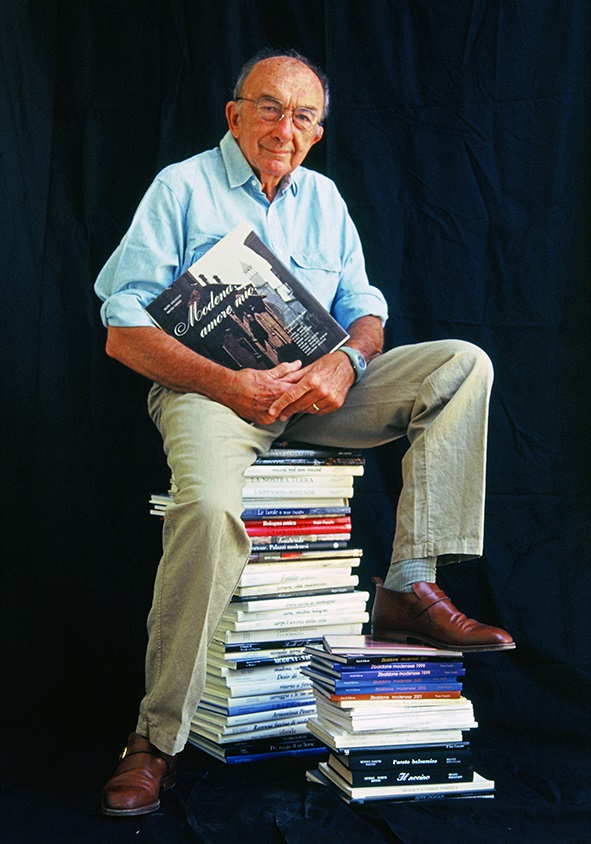 beppe zagaglia su pila di libri.jpg