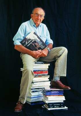 beppe zagaglia su pila di libri.jpg