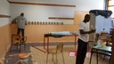 Richiedenti asilo sistemano le aule al Comprensivo 2 (2)