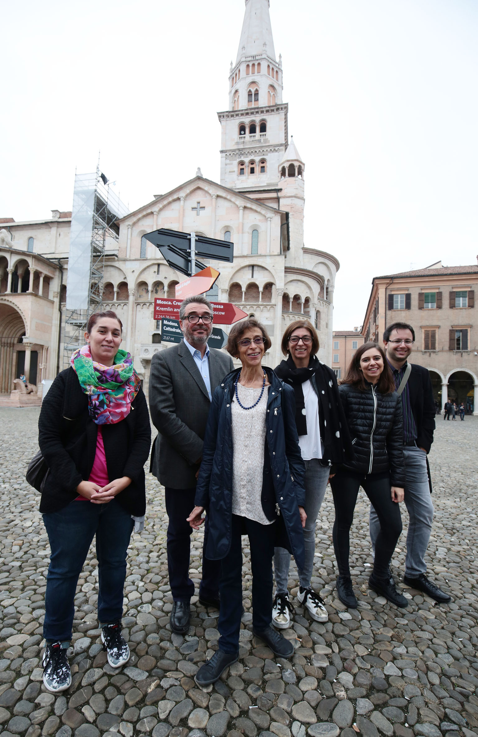 La segnaletica dei siti Unesco nel mondo al centro di piazza Grande