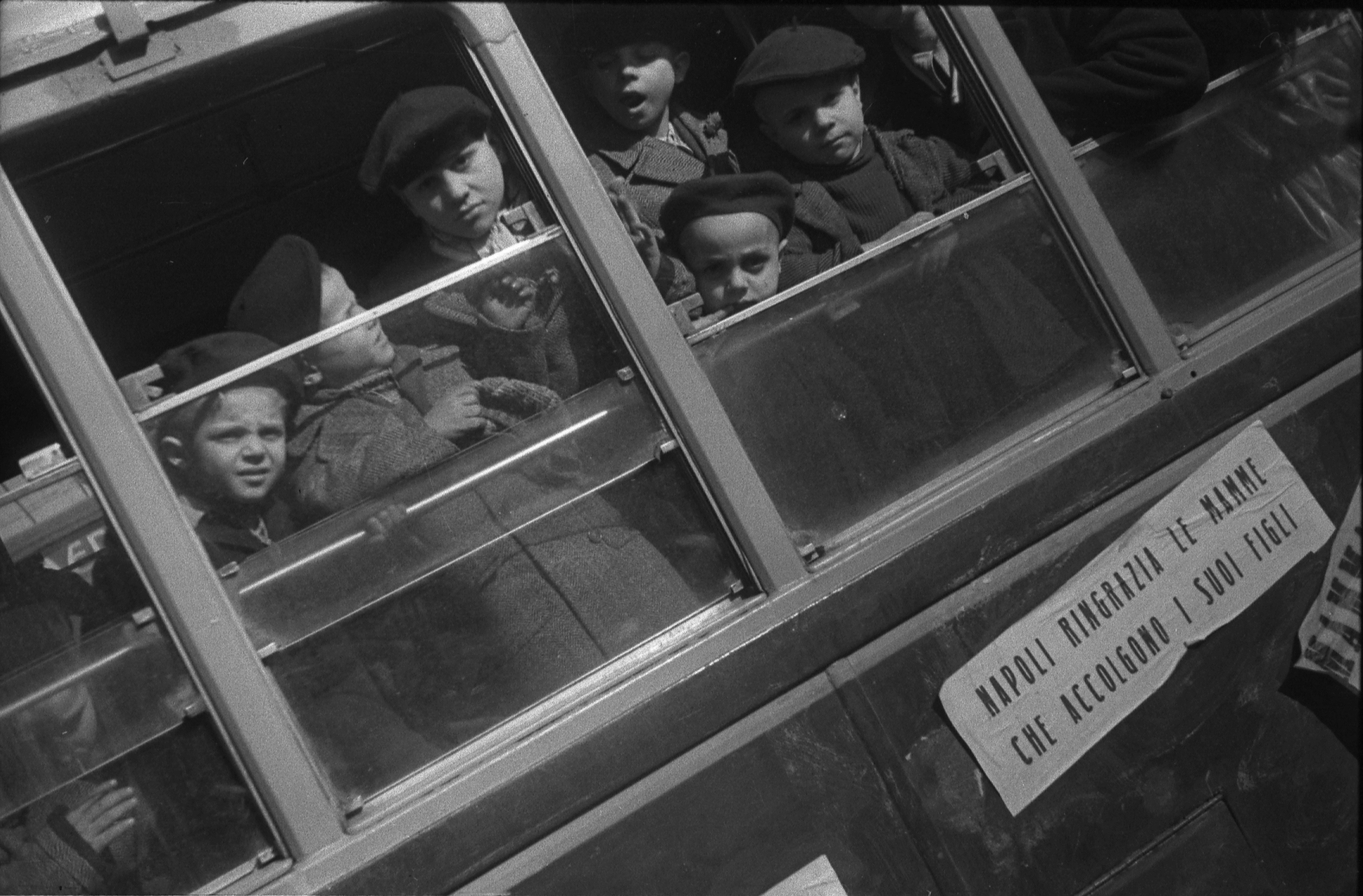 Napoli, partenza dal binario 12. Destinazione modena. 1947.jpg