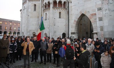 cittadini e autorità all'intitolazione.jpg