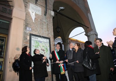 scopertura della targa di largo Formiggini.jpg
