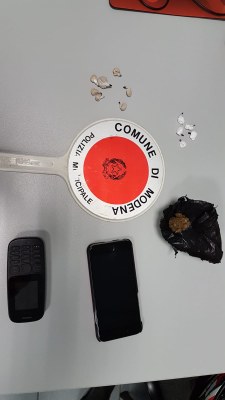 Le sostanze stupefacenti e i cellulari sequestrati