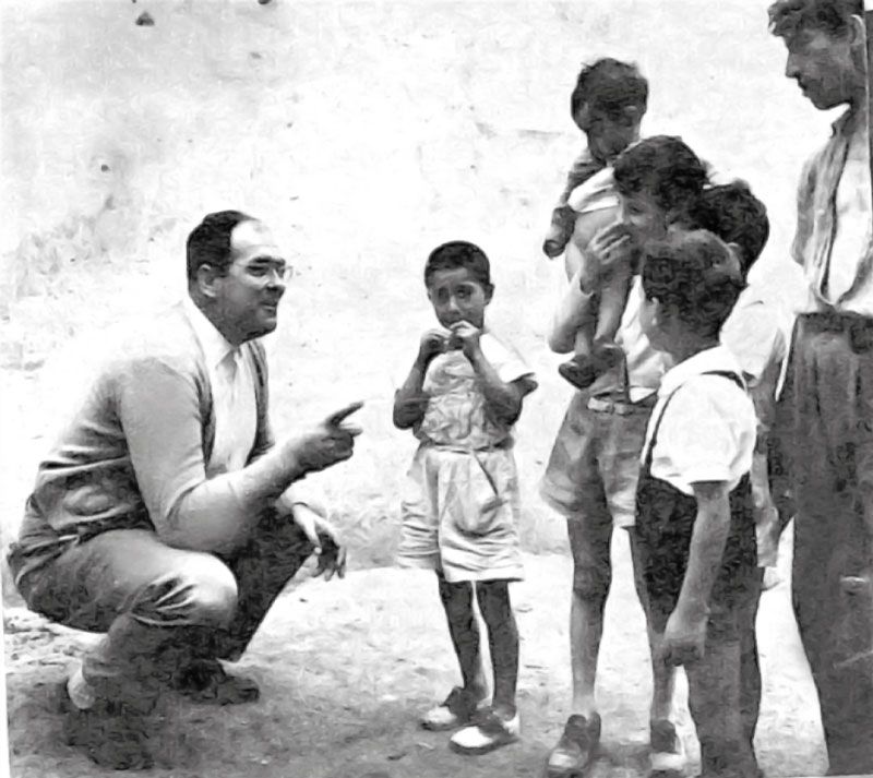 Danilo Dolci  con alcuni bambini