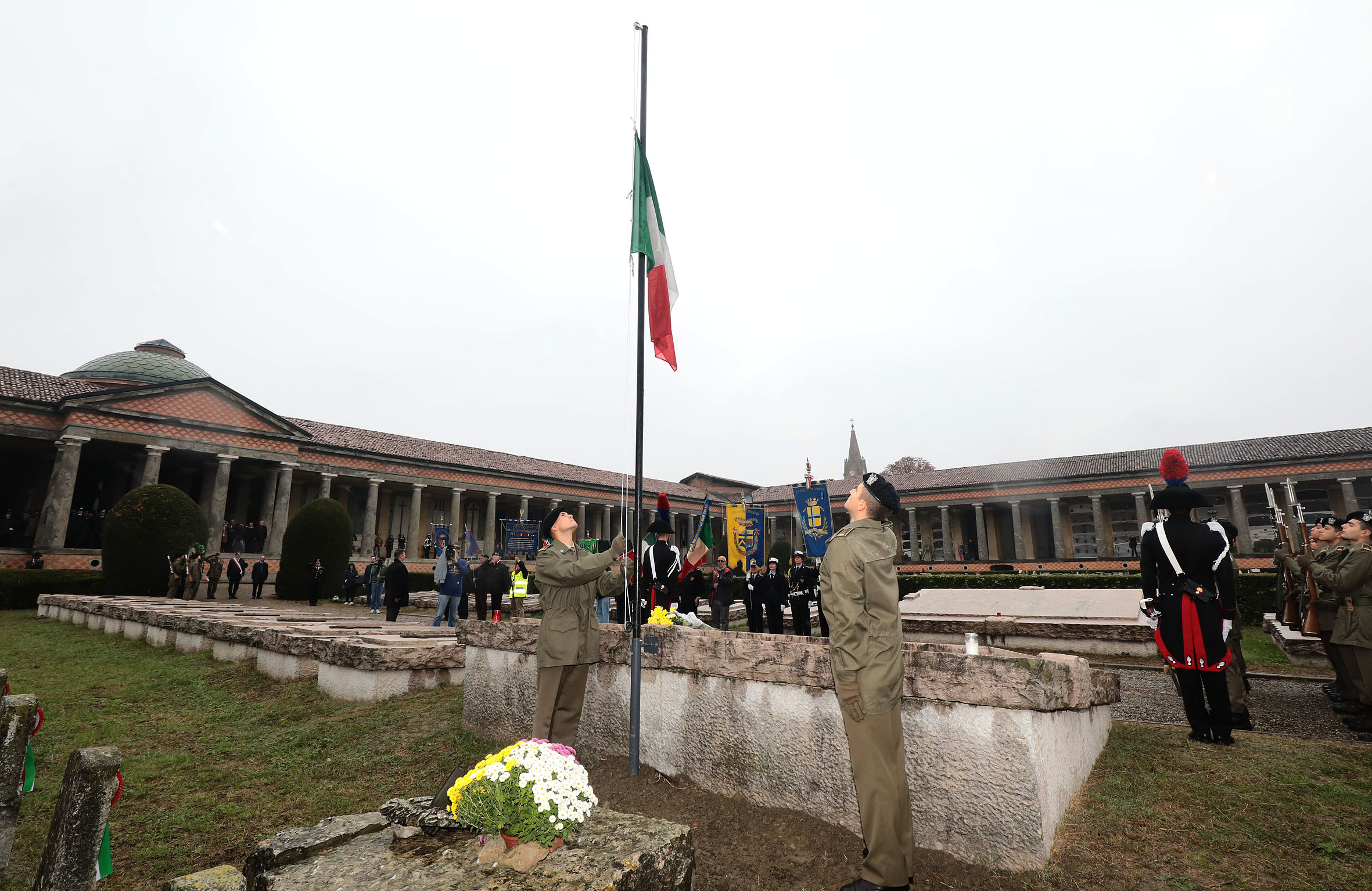alzabandiera 2 novembre a San Cataldo.jpg