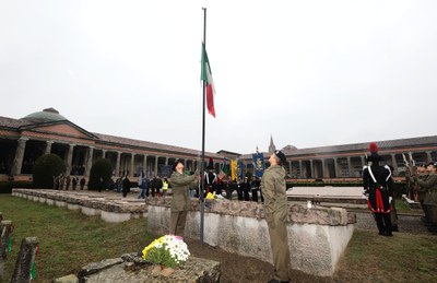 alzabandiera 2 novembre a San Cataldo.jpg