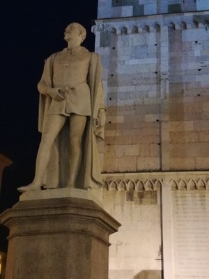 Monumento al Tassoni di Alessandro Cavazza, piazza Torre.jpg