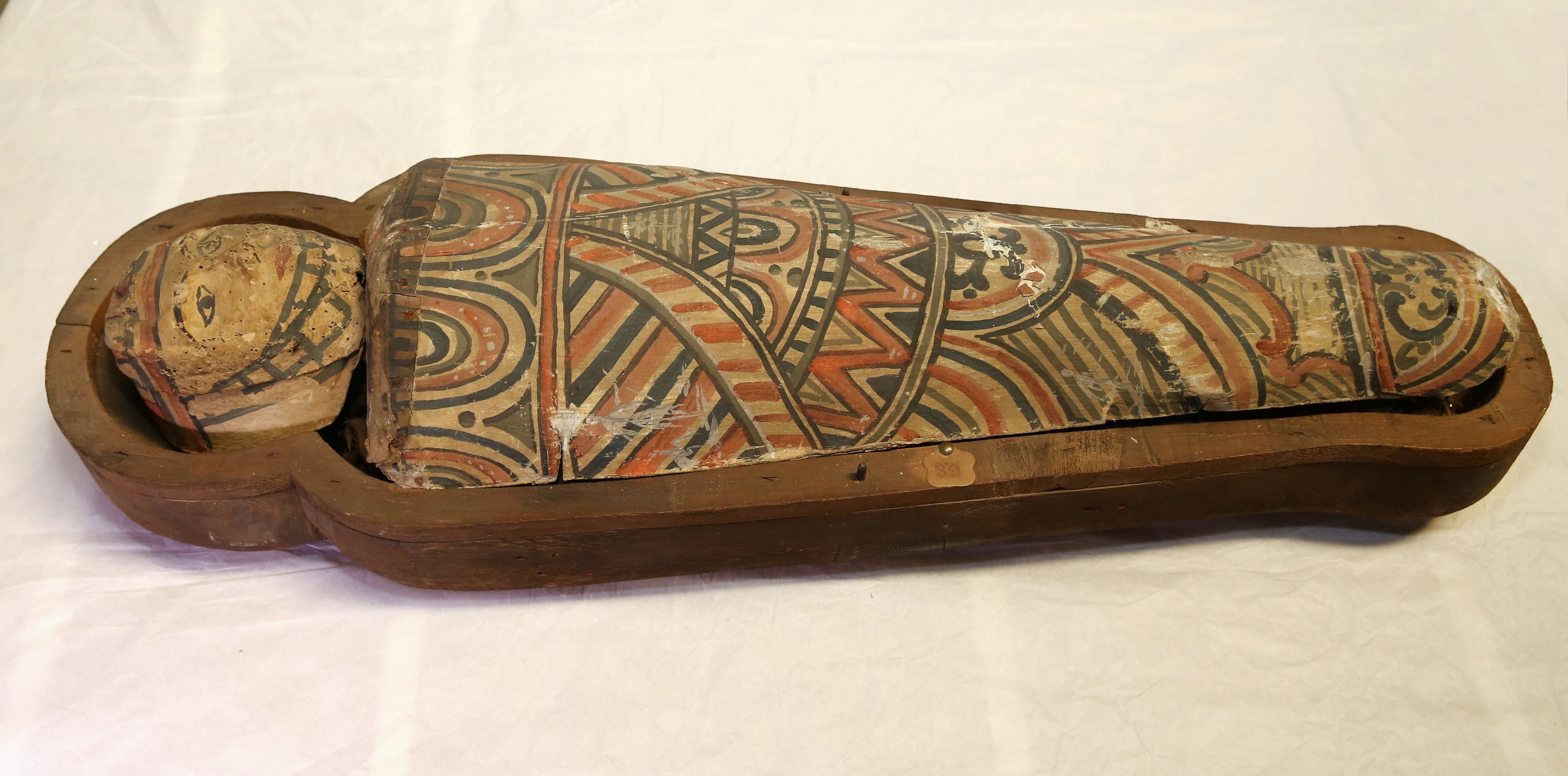 Storie d’Egitto. Sarcofago in legno e cartonnage dipinto. All’interno mummia di bambino.jpg