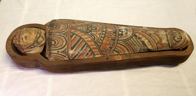 Storie d’Egitto. Sarcofago in legno e cartonnage dipinto. All’interno mummia di bambino.jpg