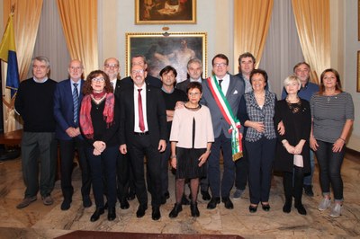 La foto di gruppo del sindaco con i Maestri del lavoro