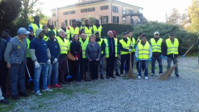 L'assessora Irene Guadagnini con i volontari in via Toniolo.jpg
