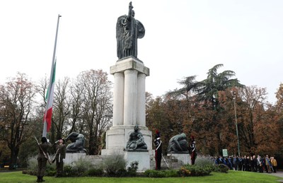 Alzabandiera al Monumento dei Caduti