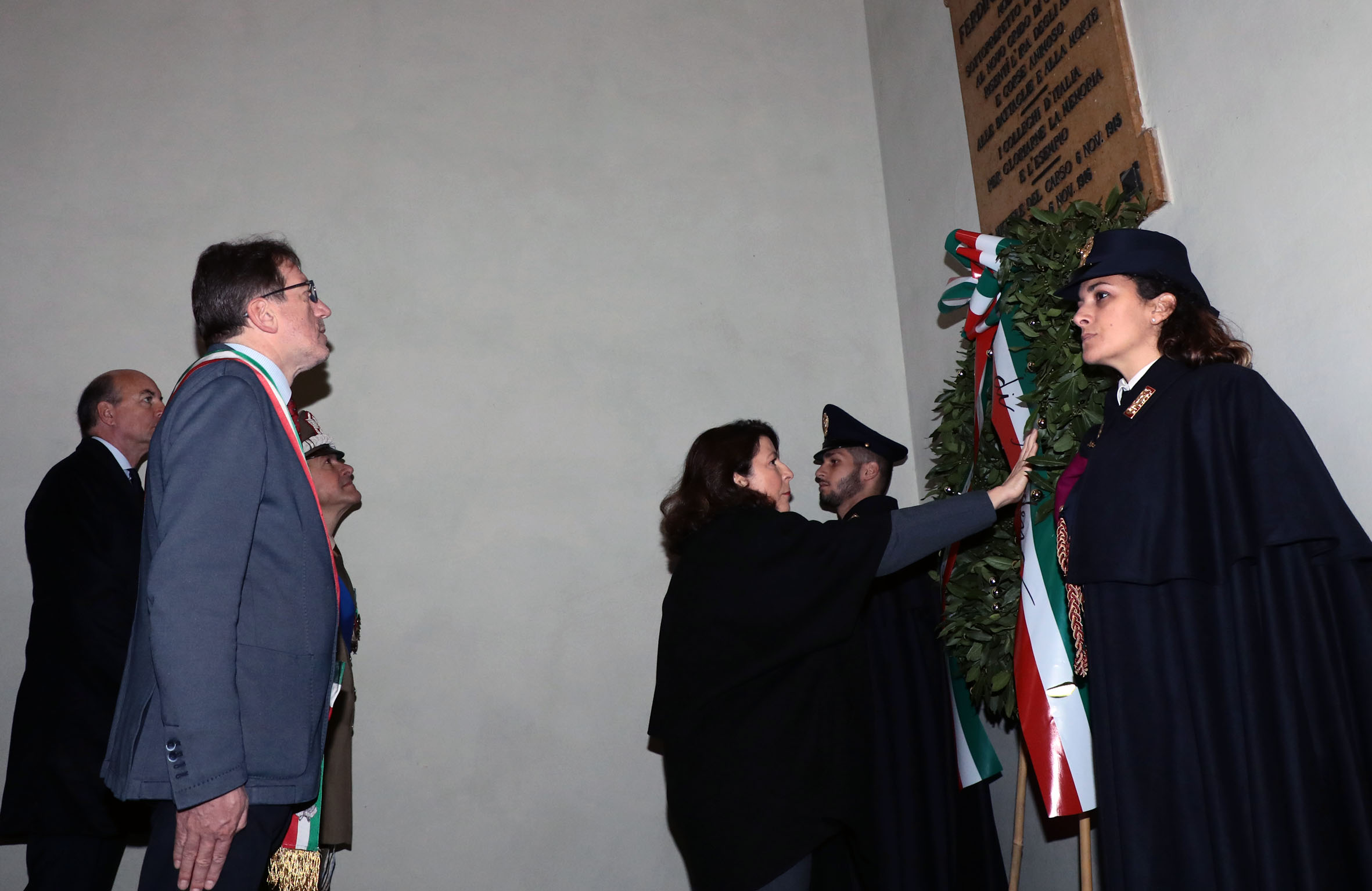 Deposizione di una corona in Prefettura