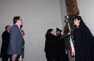 Deposizione di una corona in Prefettura