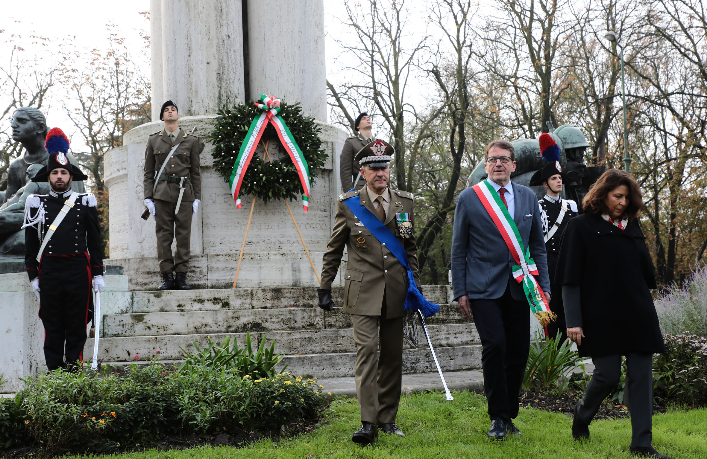 Le autorità al Monumento dei caduti