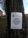 Il volantino affisso dalla municipale nell'area interessata